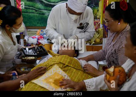 Bogor, Giava Occidentale, Indonesia. 9 luglio 2023. Un adolescente balinese segue la processione di taglio dei denti localmente conosciuta come Mepandes al tempio di Pasraman giri Kusuma. La processione di taglio dei denti, alla quale hanno partecipato 70 adolescenti indù, mira a bilanciare la vita eliminando sei vizi negli esseri umani e come simbolo di entrare nell'età adulta. (Immagine di credito: © Adriana Adie/ZUMA Press Wire) SOLO USO EDITORIALE! Non per USO commerciale! Foto Stock