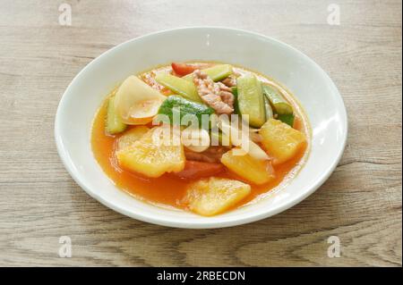 verdure miste fritte con maiale in salsa di sugo agrodolce su piatto bianco Foto Stock