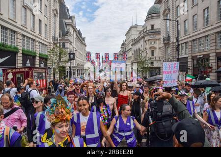 Londra, Regno Unito. 8 luglio 2023. I manifestanti marciano con cartelli a sostegno delle persone trans durante la manifestazione a Piccadilly Circus. Migliaia di persone marciarono attraverso il centro di Londra durante il Trans Pride 2023. Credito: SOPA Images Limited/Alamy Live News Foto Stock