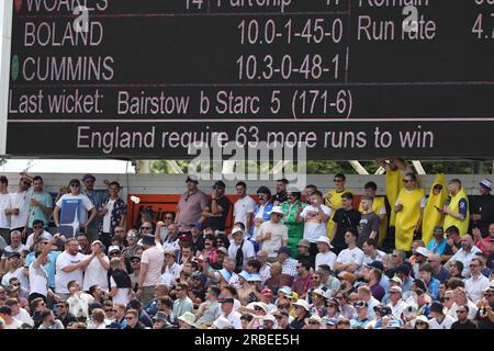 L'Inghilterra ha bisogno di 63 corse per vincere durante la terza serie di test LV= Insurance Ashes Day 4 Inghilterra vs Australia presso l'Headingley Stadium, Leeds, Regno Unito, 9 luglio 2023 (foto di Mark Cosgrove/News Images) Foto Stock