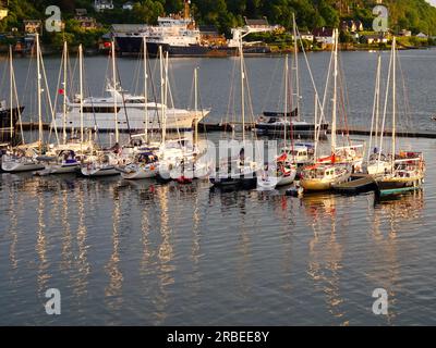 Barche a vela, imbarcazioni da diporto, brillano alla luce del sole in tarda serata, molo nord a Oban Bay, Argyll and Bute, Scozia, Regno Unito. Foto Stock