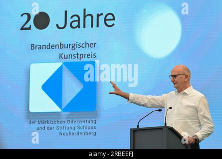 9 luglio 2023, Brandeburgo, Neuhardenberg: Dietmar Woidke (SPD), Ministro Presidente del Brandeburgo, interviene alla cerimonia di premiazione del Brandeburgo presso lo Schloss Neuhardenberg. Lo stesso giorno, il 20° Premio d'arte del Brandeburgo è stato assegnato dalla Fondazione Schloss Neuhardenberg e dal giornale Märkische Oderzeitung. Inoltre, ci sono due premi speciali. Nel 2023, il premio sarà sostenuto per la prima volta dalla Cancelleria di Stato del Brandeburgo in qualità di partner. La mostra che accompagna il castello di Neuhardenberg mostra quanto sia sfacciatamente vario, vivace e creativo il paesaggio artistico del Brandeburgo. A Foto Stock