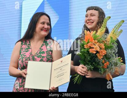 9 luglio 2023, Brandeburgo, Neuhardenberg: Manja Schüle (l, SPD), ministro dell'istruzione e degli affari culturali dello Stato di Brandeburgo, presenta all'artista Hella Stoletzki, studentessa di pittura e arti grafiche presso l'Accademia delle arti visive di Lipsia, il Premio giovani talenti per le arti visive dello Stato di Brandeburgo. Lo stesso giorno, il 20° Premio d'arte del Brandeburgo è stato assegnato dalla Fondazione Schloss Neuhardenberg e dal giornale Märkische Oderzeitung. Inoltre, ci sono due premi speciali. Nel 2023, il premio sarà sostenuto per la prima volta dalla Cancelleria di Stato dello Stat Foto Stock