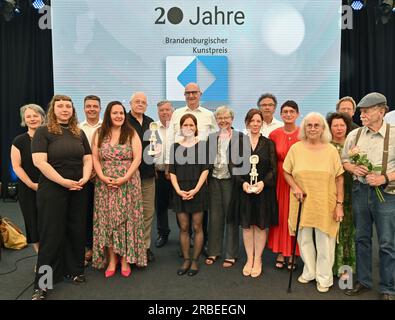 9 luglio 2023, Brandeburgo, Neuhardenberg: I vincitori del premio, i politici e gli organizzatori hanno posato per una foto di gruppo alla cerimonia di premiazione del Premio d'arte Brandeburgo al Castello di Neuhardenberg. Lo stesso giorno, il 20° Premio d'arte del Brandeburgo è stato assegnato dalla Fondazione Schloss Neuhardenberg e dal giornale Märkische Oderzeitung. Inoltre, ci sono due premi speciali. Nel 2023, il premio sarà sostenuto per la prima volta dalla Cancelleria di Stato del Brandeburgo in qualità di partner. La mostra che accompagna lo Schloss Neuhardenberg mostra quanto il Brandeburgo sia sfacciatamente variegato, vivace e creativo" Foto Stock