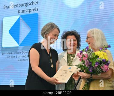 09 luglio 2023, Brandeburgo, Neuhardenberg: Christa Panzner (r), artista, riceve quest'anno il Brandenburg Art Award nella categoria pittura da Angelika Weißbach (l), curatrice, e Heike Kramer, rappresentante generale dello Stiftung Schloss Neuhardenberg. Lo stesso giorno, il 20° Premio d'arte del Brandeburgo è stato assegnato dalla Fondazione Schloss Neuhardenberg e dal giornale Märkische Oderzeitung. Inoltre, ci sono due premi speciali. Nel 2023, il premio sarà sostenuto per la prima volta dalla Cancelleria di Stato del Brandeburgo in qualità di partner. La mostra di accompagnamento al Castello di Neuhardenbe Foto Stock