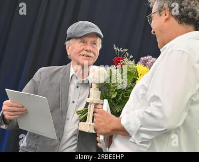 09 luglio 2023, Brandeburgo, Neuhardenberg: Ulrich Jörke (l), artista, riceve quest'anno il Brandenburg Art Award nella categoria scultura e installazione da Frank Mangelsdorf, membro della giuria Art Award. Lo stesso giorno, il 20° Premio d'arte del Brandeburgo è stato assegnato dallo Stiftung Schloss Neuhardenberg e dal Märkische Oderzeitung. Inoltre, ci sono due premi speciali. Nel 2023, il premio sarà sostenuto per la prima volta dalla Cancelleria di Stato del Brandeburgo in qualità di partner. La mostra che accompagna lo Schloss Neuhardenberg mostra quanto il Brandeburgo sia sfacciatamente vario, vivace e creativo Foto Stock