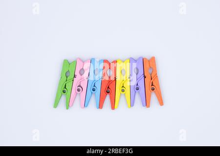 Collezione Clothes-PEG. Set di clothespin colorato in legno. Gancio per abiti giallo, verde, rosso, blu, rosa e arancione, design retrò realistico, isolato Foto Stock