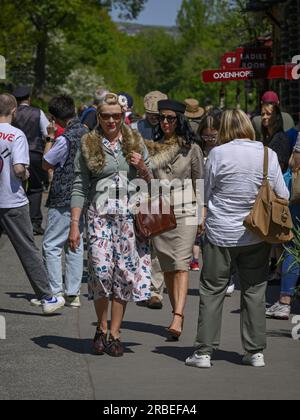 Donne vestite in stile retrò nel weekend di rievocazione nostalgica degli anni '1940 (acconciatura, borsa, scarpe) - KWVR, Haworth Station, West Yorkshire, Inghilterra, Regno Unito. Foto Stock
