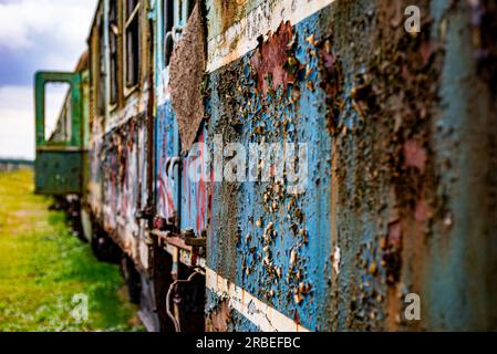 Colpo percettivo di un vecchio vagone ferroviario elettrico multiplo passeggeri, profondità di campo molto bassa Foto Stock