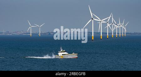 Burbo Bank, Liverpool Bay, Inghilterra Regno Unito. 8 giugno 2023. Vista dalle turbine marine del parco eolico Burbo al largo della costa britannica. Serbatoio di alimentazione HST Brixham unde Foto Stock