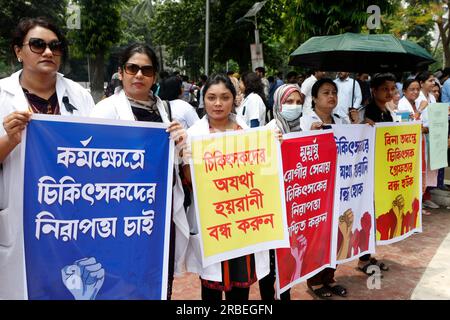 Dhaka, Bangladesh - 9 luglio 2023: Un gruppo di medici di tutti i livelli del Bangladesh si è riunito al Central Shaheed Minar di Dacca per chiedere la sicurezza del dottore Foto Stock