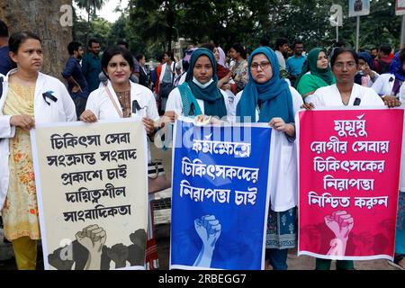 Dhaka, Bangladesh - 9 luglio 2023: Un gruppo di medici di tutti i livelli del Bangladesh si è riunito al Central Shaheed Minar di Dacca per chiedere la sicurezza del dottore Foto Stock