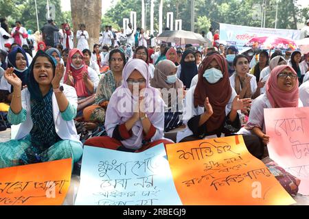 Dhaka, Bangladesh - 9 luglio 2023: Sciopero e digiuno dell'Associazione dei medici tirocinanti privati post-laurea presso il Central Shaheed Minar di Dacca chiedendo un saluto Foto Stock