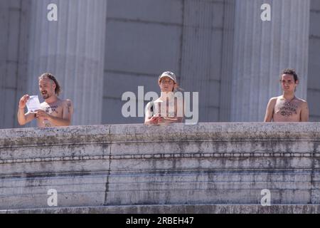 Roma, Italia. 9 luglio 2023. Alcuni attivisti della ribellione dell'estinzione protestano da Palazzo Vittoriano a Roma. Questa mattina un gruppo di attivisti della ribellione estinta ha tenuto uno striscione all'interno del Palazzo Vittoriano a Roma per chiamare il governo italiano ad assumersi le proprie responsabilità in materia di cambiamento climatico, dichiarando un'emergenza climatica ed ecologica e agendo ora con misure radicali per contrastare l'emergenza. (Immagine di credito: © Matteo Nardone/Pacific Press via ZUMA Press Wire) SOLO USO EDITORIALE! Non per USO commerciale! Foto Stock