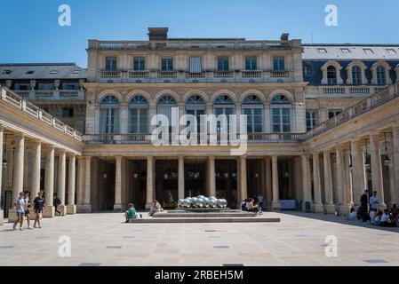 Il cortile d'onore, con le sfere della fontana del Palais Royal, Palais-Royal, un ex palazzo reale francese situato in Rue Saint-Honoré nel Foto Stock