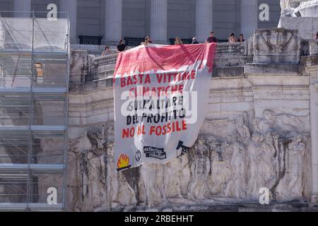 Roma, Italia. 9 luglio 2023. Un gruppo di attivisti della ribellione estinta mostra uno striscione all'interno del Palazzo Vittoriano a Roma. Questa mattina un gruppo di attivisti della ribellione estinta ha tenuto uno striscione all'interno del Palazzo Vittoriano a Roma per chiamare il governo italiano ad assumersi le proprie responsabilità in materia di cambiamento climatico, dichiarando un'emergenza climatica ed ecologica e agendo ora con misure radicali per contrastare l'emergenza. (Immagine di credito: © Matteo Nardone/Pacific Press via ZUMA Press Wire) SOLO USO EDITORIALE! Non per USO commerciale! Foto Stock