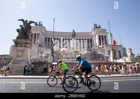 Roma, Italia. 9 luglio 2023. Veduta del Palazzo Vittoriano a Roma con lo striscione mostrato da un gruppo di attivisti della ribellione estinta. Questa mattina un gruppo di attivisti della ribellione estinta ha tenuto uno striscione all'interno del Palazzo Vittoriano a Roma per chiamare il governo italiano ad assumersi le proprie responsabilità in materia di cambiamento climatico, dichiarando un'emergenza climatica ed ecologica e agendo ora con misure radicali per contrastare l'emergenza. (Immagine di credito: © Matteo Nardone/Pacific Press via ZUMA Press Wire) SOLO USO EDITORIALE! Non per USO commerciale! Foto Stock