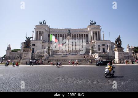 Roma, Italia. 9 luglio 2023. Veduta del Palazzo Vittoriano a Roma con lo striscione mostrato da un gruppo di attivisti della ribellione estinta. Questa mattina un gruppo di attivisti della ribellione estinta ha tenuto uno striscione all'interno del Palazzo Vittoriano a Roma per chiamare il governo italiano ad assumersi le proprie responsabilità in materia di cambiamento climatico, dichiarando un'emergenza climatica ed ecologica e agendo ora con misure radicali per contrastare l'emergenza. (Immagine di credito: © Matteo Nardone/Pacific Press via ZUMA Press Wire) SOLO USO EDITORIALE! Non per USO commerciale! Foto Stock