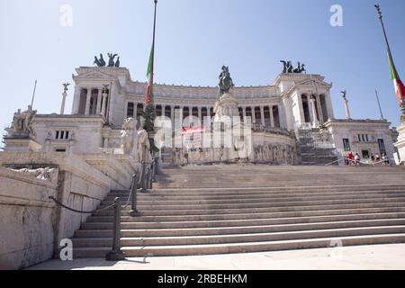 Roma, Italia. 9 luglio 2023. Veduta del Palazzo Vittoriano a Roma con lo striscione mostrato da un gruppo di attivisti della ribellione estinta. Questa mattina un gruppo di attivisti della ribellione estinta ha tenuto uno striscione all'interno del Palazzo Vittoriano a Roma per chiamare il governo italiano ad assumersi le proprie responsabilità in materia di cambiamento climatico, dichiarando un'emergenza climatica ed ecologica e agendo ora con misure radicali per contrastare l'emergenza. (Immagine di credito: © Matteo Nardone/Pacific Press via ZUMA Press Wire) SOLO USO EDITORIALE! Non per USO commerciale! Foto Stock