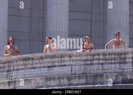 Roma, Italia. 9 luglio 2023. Alcuni attivisti della ribellione dell'estinzione protestano da Palazzo Vittoriano a Roma. Questa mattina un gruppo di attivisti della ribellione estinta ha tenuto uno striscione all'interno del Palazzo Vittoriano a Roma per chiamare il governo italiano ad assumersi le proprie responsabilità in materia di cambiamento climatico, dichiarando un'emergenza climatica ed ecologica e agendo ora con misure radicali per contrastare l'emergenza. (Foto di Matteo Nardone/Pacific Press/Sipa USA) credito: SIPA USA/Alamy Live News Foto Stock