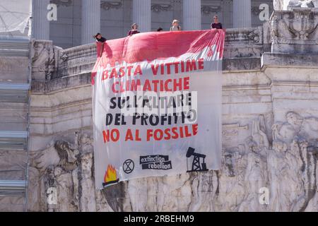 Roma, Italia. 9 luglio 2023. Un gruppo di attivisti della ribellione estinta mostra uno striscione all'interno del Palazzo Vittoriano a Roma. Questa mattina un gruppo di attivisti della ribellione estinta ha tenuto uno striscione all'interno del Palazzo Vittoriano a Roma per chiamare il governo italiano ad assumersi le proprie responsabilità in materia di cambiamento climatico, dichiarando un'emergenza climatica ed ecologica e agendo ora con misure radicali per contrastare l'emergenza. (Immagine di credito: © Matteo Nardone/Pacific Press via ZUMA Press Wire) SOLO USO EDITORIALE! Non per USO commerciale! Foto Stock