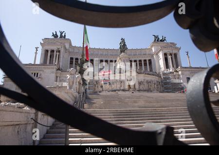 Roma, Italia. 9 luglio 2023. Veduta del Palazzo Vittoriano a Roma con lo striscione mostrato da un gruppo di attivisti della ribellione estinta. Questa mattina un gruppo di attivisti della ribellione estinta ha tenuto uno striscione all'interno del Palazzo Vittoriano a Roma per chiamare il governo italiano ad assumersi le proprie responsabilità in materia di cambiamento climatico, dichiarando un'emergenza climatica ed ecologica e agendo ora con misure radicali per contrastare l'emergenza. (Foto di Matteo Nardone/Pacific Press/Sipa USA) credito: SIPA USA/Alamy Live News Foto Stock