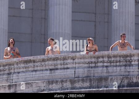 Roma, Italia. 9 luglio 2023. Alcuni attivisti della ribellione dell'estinzione protestano da Palazzo Vittoriano a Roma. Questa mattina un gruppo di attivisti della ribellione estinta ha tenuto uno striscione all'interno del Palazzo Vittoriano a Roma per chiamare il governo italiano ad assumersi le proprie responsabilità in materia di cambiamento climatico, dichiarando un'emergenza climatica ed ecologica e agendo ora con misure radicali per contrastare l'emergenza. (Immagine di credito: © Matteo Nardone/Pacific Press via ZUMA Press Wire) SOLO USO EDITORIALE! Non per USO commerciale! Foto Stock