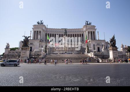 Roma, Italia. 9 luglio 2023. Veduta del Palazzo Vittoriano a Roma con lo striscione mostrato da un gruppo di attivisti della ribellione estinta. Questa mattina un gruppo di attivisti della ribellione estinta ha tenuto uno striscione all'interno del Palazzo Vittoriano a Roma per chiamare il governo italiano ad assumersi le proprie responsabilità in materia di cambiamento climatico, dichiarando un'emergenza climatica ed ecologica e agendo ora con misure radicali per contrastare l'emergenza. (Immagine di credito: © Matteo Nardone/Pacific Press via ZUMA Press Wire) SOLO USO EDITORIALE! Non per USO commerciale! Foto Stock