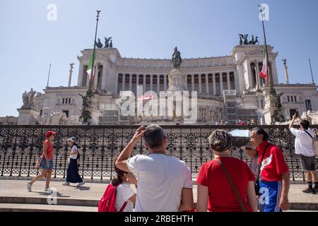 Roma, Italia. 9 luglio 2023. Veduta del Palazzo Vittoriano a Roma con lo striscione mostrato da un gruppo di attivisti della ribellione estinta. Questa mattina un gruppo di attivisti della ribellione estinta ha tenuto uno striscione all'interno del Palazzo Vittoriano a Roma per chiamare il governo italiano ad assumersi le proprie responsabilità in materia di cambiamento climatico, dichiarando un'emergenza climatica ed ecologica e agendo ora con misure radicali per contrastare l'emergenza. (Immagine di credito: © Matteo Nardone/Pacific Press via ZUMA Press Wire) SOLO USO EDITORIALE! Non per USO commerciale! Foto Stock