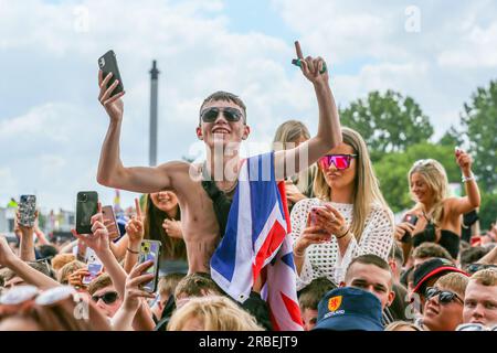 Glasgow, Regno Unito. 9 luglio 2023. Gli appassionati di musica apprezzano il clima soleggiato al TRNSMT Music Festival, Glasgow Green, Glasgow, Regno Unito. Questo festival annuale ha attirato una piena partecipazione di 50.000 fan nell'ultimo giorno. Crediti: Findlay/Alamy Live News Foto Stock