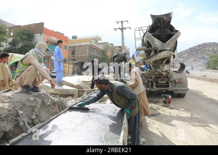 Kabul, Afghanistan. 9 luglio 2023. La gente lavora nel cantiere di una strada a Kabul, capitale dell'Afghanistan, 9 luglio 2023. Il ministro degli affari esteri afghano ad interim Mawlawi Amir Khan Muttaqi ha sminuito i rapporti sulla crisi economica, affermando che l'economia dell'Afghanistan si sta muovendo sulla strada giusta, ha riferito domenica l'agenzia di stampa Bakhtar gestita dallo Stato. Credito: Saifurahman Safi/Xinhua/Alamy Live News Foto Stock