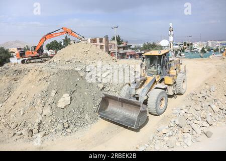 Kabul, Afghanistan. 9 luglio 2023. Questa foto scattata il 9 luglio 2023 mostra il cantiere di una strada a Kabul, capitale dell'Afghanistan. Il ministro degli affari esteri afghano ad interim Mawlawi Amir Khan Muttaqi ha sminuito i rapporti sulla crisi economica, affermando che l'economia dell'Afghanistan si sta muovendo sulla strada giusta, ha riferito domenica l'agenzia di stampa Bakhtar gestita dallo Stato. Credito: Saifurahman Safi/Xinhua/Alamy Live News Foto Stock