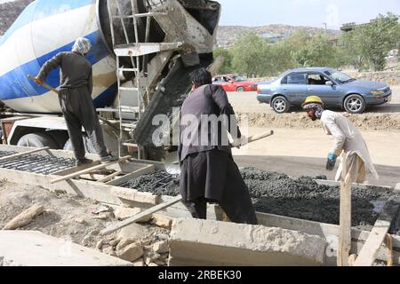 Kabul, Afghanistan. 9 luglio 2023. La gente lavora nel cantiere di una strada a Kabul, capitale dell'Afghanistan, 9 luglio 2023. Il ministro degli affari esteri afghano ad interim Mawlawi Amir Khan Muttaqi ha sminuito i rapporti sulla crisi economica, affermando che l'economia dell'Afghanistan si sta muovendo sulla strada giusta, ha riferito domenica l'agenzia di stampa Bakhtar gestita dallo Stato. Credito: Saifurahman Safi/Xinhua/Alamy Live News Foto Stock