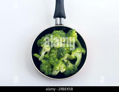 Broccoli crudi organici verdi sani pronti da cucinare. Broccoli crudi in padella Foto Stock