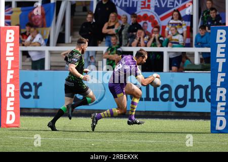 Jay Chapelhow del Newcastle Thunder corre per segnare la prima gara durante la partita del campionato BETFRED tra Newcastle Thunder e Whitehaven RLFC a Kingston Park, Newcastle domenica 9 luglio 2023. (Foto: Chris Lishman | notizie mi) Foto Stock