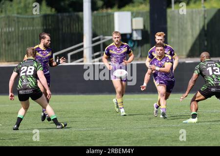 Newcastle, Regno Unito. 11 giugno 2023. Curtis Davies del Newcastle Thunder passa a Jay Chapelhow del Newcastle Thunder durante il match per il BETFRED Championship tra Newcastle Thunder e Whitehaven RLFC al Kingston Park di Newcastle domenica 9 luglio 2023. (Foto: Chris Lishman | mi News) crediti: MI News & Sport /Alamy Live News Foto Stock