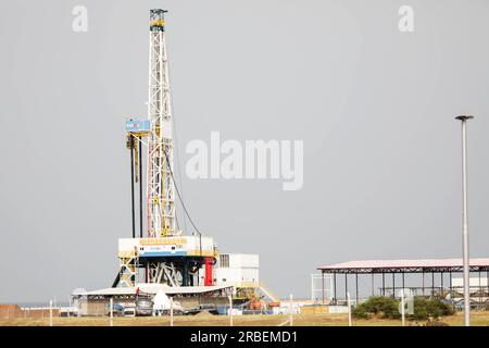 Kikuube. 24 gennaio 2023. Questa foto scattata il 24 gennaio 2023 mostra il giacimento petrolifero di Kingfisher a Kikuube, Uganda. PER ANDARE CON "Feature: Il gigante petrolifero cinese contribuisce a potenziare i giovani talenti per l'industria petrolifera emergente dell'Uganda" credito: Hajarah Nalwadda/Xinhua/Alamy Live News Foto Stock