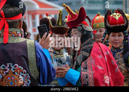 Ulan Bator, Mongolia - 8 luglio 2023: Donne mongole in costume tradizionale in Piazza Sukhbaatar a Ulan Bator, Mongolia. Foto Stock