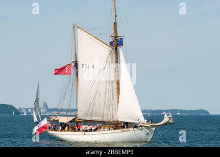 Danzica, Polonia. 9 luglio 2023. Il generale Zaruski, tradizionale ketch di legno, partecipa alla parata delle navi a vela baltiche nella baia di Danzica. La città di Danzica ospita per la 27esima volta il festival della vela Baltic Sail con partecipanti provenienti da tutti i paesi vicini al Mar Baltico. Il rally è tradizionalmente aperto a tutte le imbarcazioni, inclusi yacht turistici, taglierini e motoscafi. Il programma principale dell'evento per la domenica si svolge tradizionalmente nella baia di Danzica, per consentire a migliaia di visitatori, turisti e locali di godersi l'evento. Crediti: Ognyan Yosifov/Alamy Live News Foto Stock