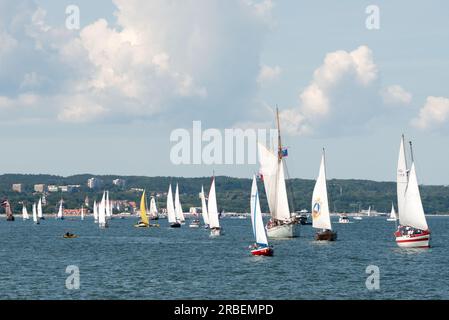 Danzica, Polonia. 9 luglio 2023. Numerosi yacht e barche partecipano alla parata delle navi marittime Baltic Sail nella Baia di Danzica. La città di Danzica ospita per la 27esima volta il festival della vela Baltic Sail con partecipanti provenienti da tutti i paesi vicini al Mar Baltico. Il rally è tradizionalmente aperto a tutte le imbarcazioni, inclusi yacht turistici, taglierini e motoscafi. Il programma principale dell'evento per la domenica si svolge tradizionalmente nella baia di Danzica, per consentire ai visitatori, ai turisti e alla gente del posto di godersi l'evento. Crediti: Ognyan Yosifov/Alamy Live News Foto Stock