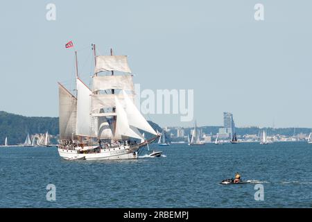 Danzica, Polonia. 9 luglio 2023. Il Loth Lorien moderno barkentine a tre alberi come nave ammiraglia per la parata di vela Baltic Sail nella baia di Danzica. La città di Danzica ospita per la 27esima volta il festival della vela Baltic Sail con partecipanti provenienti da tutti i paesi vicini al Mar Baltico. Il rally è tradizionalmente aperto a tutte le imbarcazioni, inclusi yacht turistici, taglierini e motoscafi. Il programma principale dell'evento per la domenica si svolge tradizionalmente nella baia di Danzica, per consentire a migliaia di visitatori, turisti e locali di godersi l'evento. Crediti: Ognyan Yosifov/Alamy Live News Foto Stock