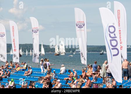 Danzica, Polonia. 9 luglio 2023. Gente che si avvicina al molo e alla spiaggia di Brzezno nella baia di Danzica godendosi la parata delle navi del festival marittimo Baltic Sail. La città di Danzica ospita per la 27esima volta il festival della vela Baltic Sail con partecipanti provenienti da tutti i paesi vicini al Mar Baltico. Il rally è tradizionalmente aperto a tutte le imbarcazioni, inclusi yacht turistici, taglierini e motoscafi. Il programma principale dell'evento per la domenica si svolge tradizionalmente nella baia di Danzica, per consentire a migliaia di visitatori, turisti e locali di godersi l'evento. Crediti: Ognyan Yosifov/Alamy Live News Foto Stock