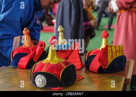 Ulan Bator, Mongolia - 9 luglio 2023: Cappelli tradizionali mongoli a una gara di tiro a ossa nucklebone a Ulan Bator, Mongolia. Foto Stock