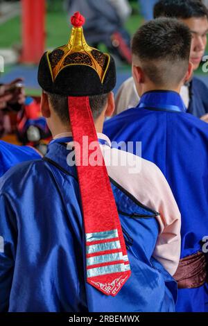 Ulan Bator, Mongolia - 9 luglio 2023: Cappelli tradizionali mongoli a una gara di tiro a ossa nucklebone a Ulan Bator, Mongolia. Foto Stock