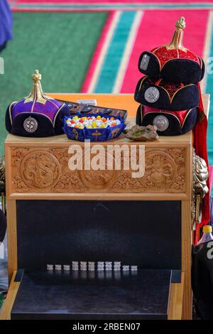 Ulan Bator, Mongolia - 9 luglio 2023: Cappelli tradizionali mongoli a una gara di tiro a ossa nucklebone a Ulan Bator, Mongolia. Foto Stock