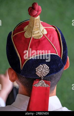 Ulan Bator, Mongolia - 9 luglio 2023: Cappelli tradizionali mongoli a una gara di tiro a ossa nucklebone a Ulan Bator, Mongolia. Foto Stock