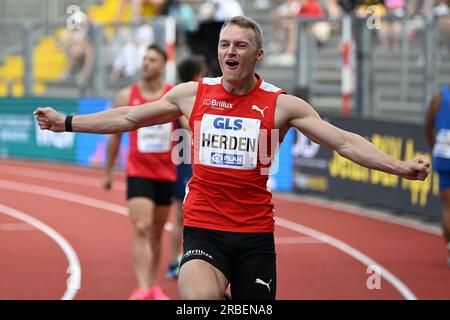 Kassel, Germania. 8 luglio 2023. Atletica leggera: Campionati tedeschi all'Auestadion. 100m, semifinali, uomini. Luka Herden gesti. Credito: Swen Pförtner/dpa/Alamy Live News Foto Stock