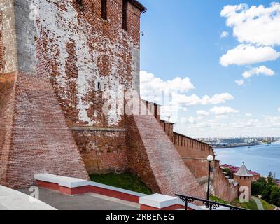 Vista delle torri e delle mura del Cremlino di Nizhny Novgorod dalle scale di Chkalov nella città di Nizhny Novgorod il giorno d'estate Foto Stock