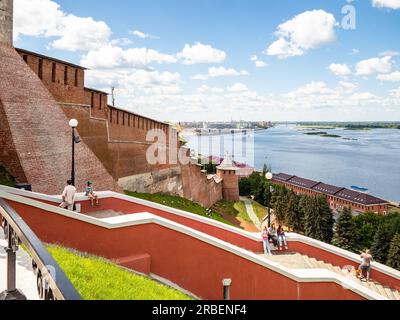 Nizhny Novgorod, Russia - 26 giugno 2023: Vista delle scale di Chkalov, delle mura del Cremlino e del fiume Volga nella città di Nizhny Novgorod nelle soleggiate giornate estive Foto Stock