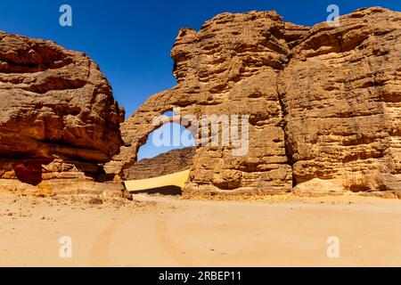 Arco di Tikoubaouine - incredibile formazione rocciosa a Tikoubaouine. Parco nazionale Tassili n'Ajjer, Algeria Foto Stock